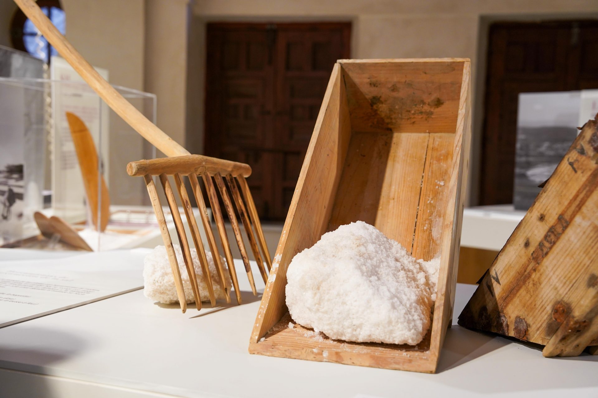 Imagen de portada de ‘Paisaje y mujeres de sal’, la exposición sobre los oficios y el paisaje de las minas salinas de La Malahá, se exhibe ya en el Palacio de La Madraza